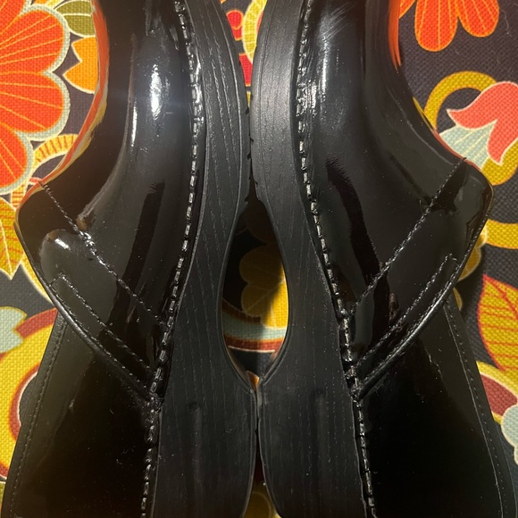 Dansko black patent leather closed-back clogs. Very good condition. Size 41 W - Picture 12 of 12